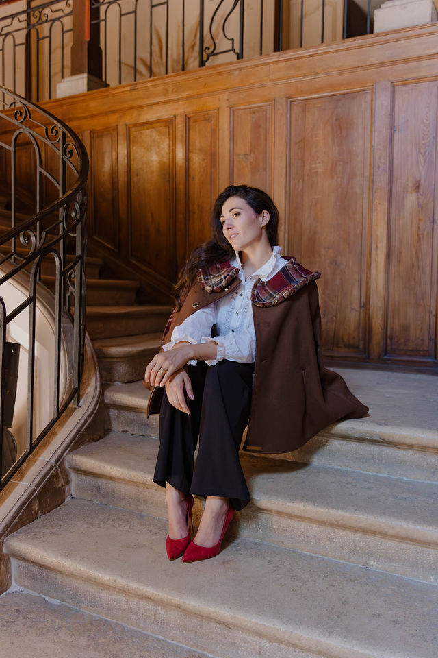 Col Claudine reine de france porté avec cape intemporelle