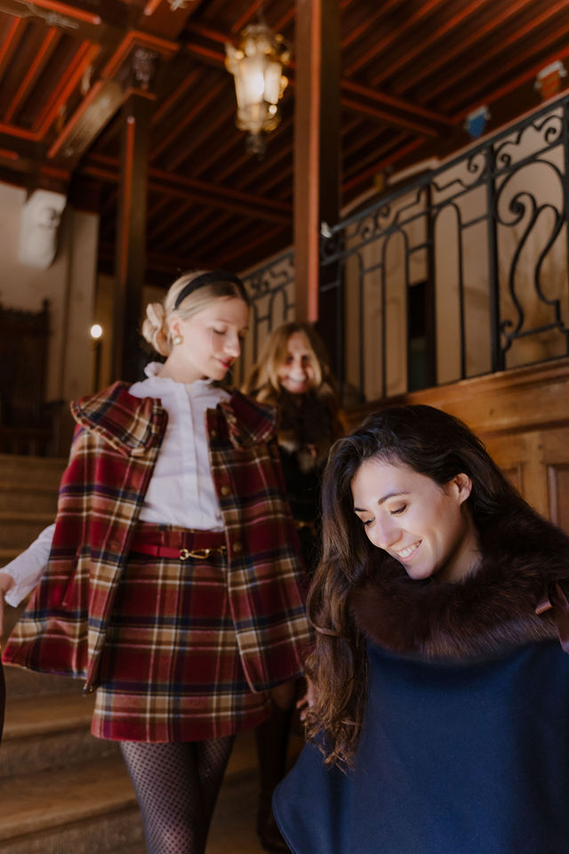 cape intemporelle reine de france et iconique reine d'écosse tartan