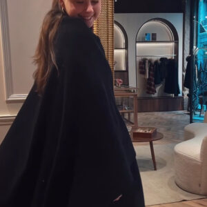 LA CAPE DRAPÉE NOIRE à franges