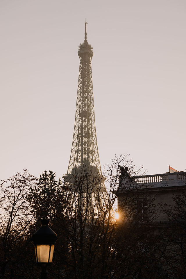 tour eiffel Paris au petit matin