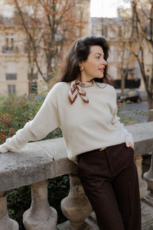 carré de soie et pantalon tailleur