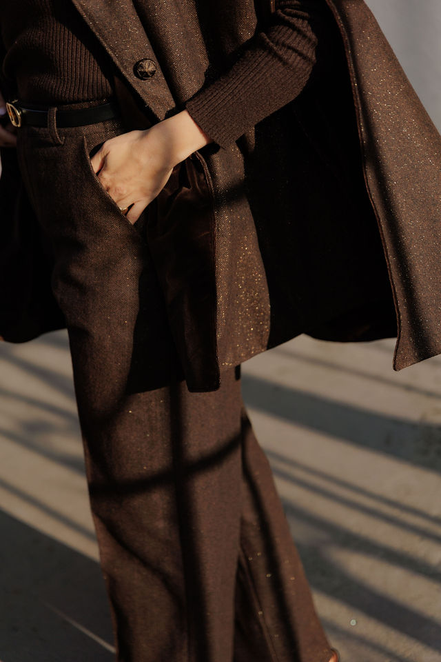 cape éternelle paris élégant, cape marron avec col en fourrure brun