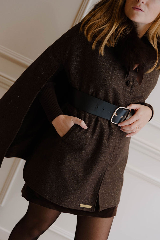 cape éternelle paris élégant, cape marron avec col en fourrure brun, ceinturée