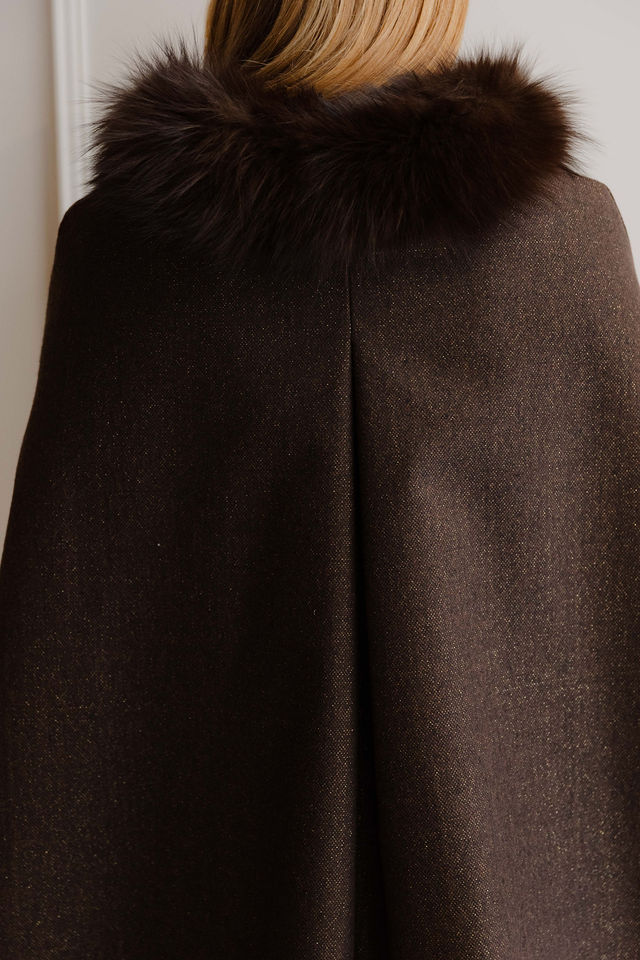 cape éternelle paris élégant, cape marron avec col en fourrure brun