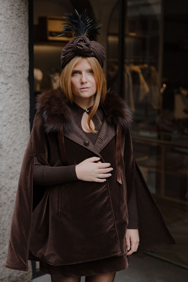 cape éternelle paris élégant, cape marron avec col en fourrure brun