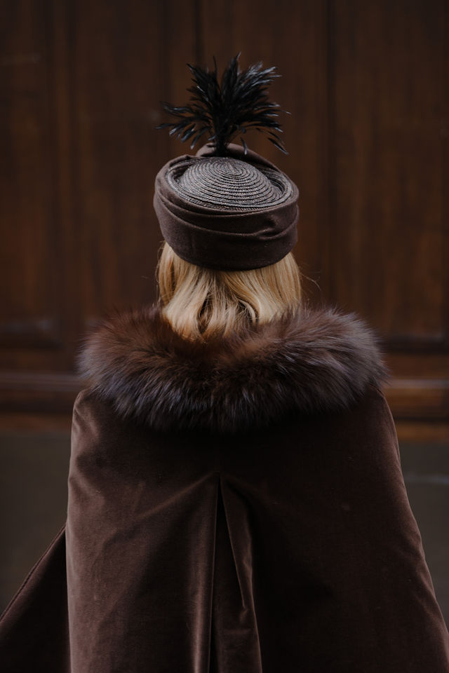 cape éternelle paris élégant, cape marron avec col en fourrure brun