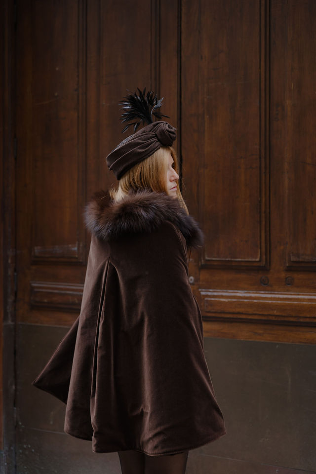 cape éternelle paris élégant, cape marron avec col en fourrure brun