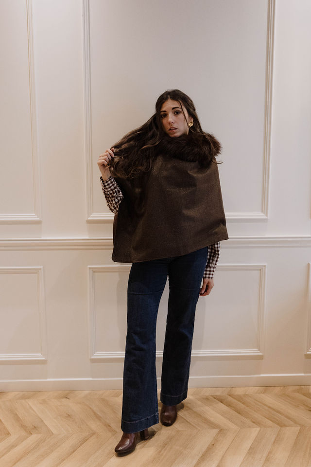 cape iconique lainage marron et coton déperlant, cape réversible et col en fourrure renard brun
