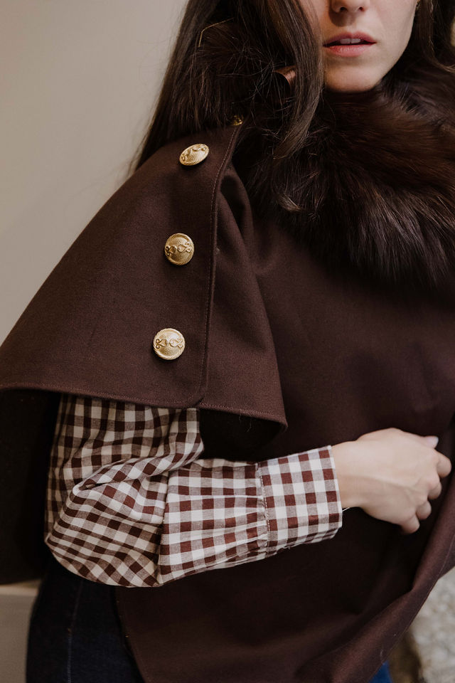 cape iconique lainage marron et coton déperlant, cape réversible et col en fourrure renard brun