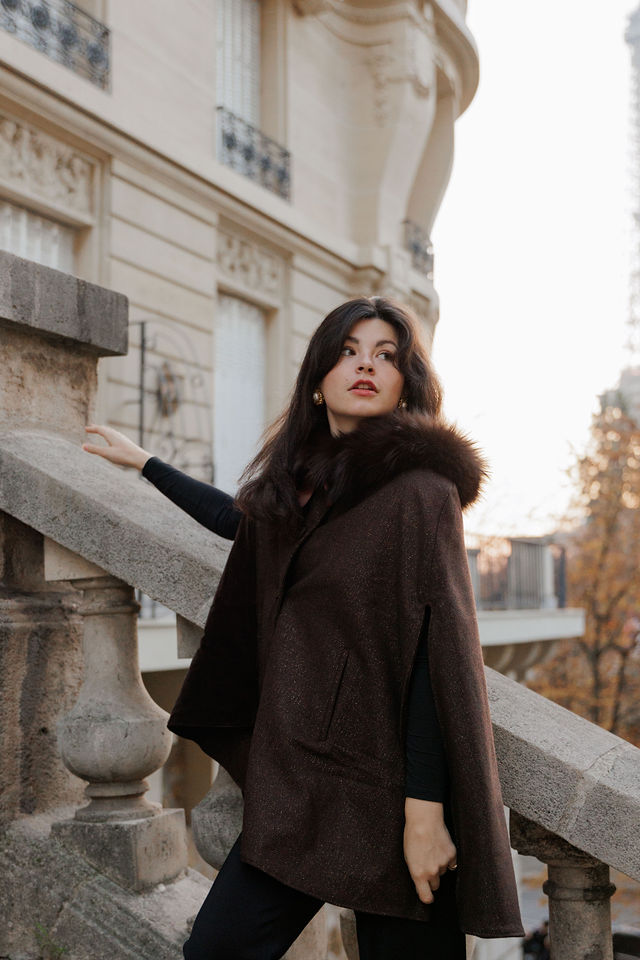 cape éternelle paris élégant, cape marron avec col en fourrure brun