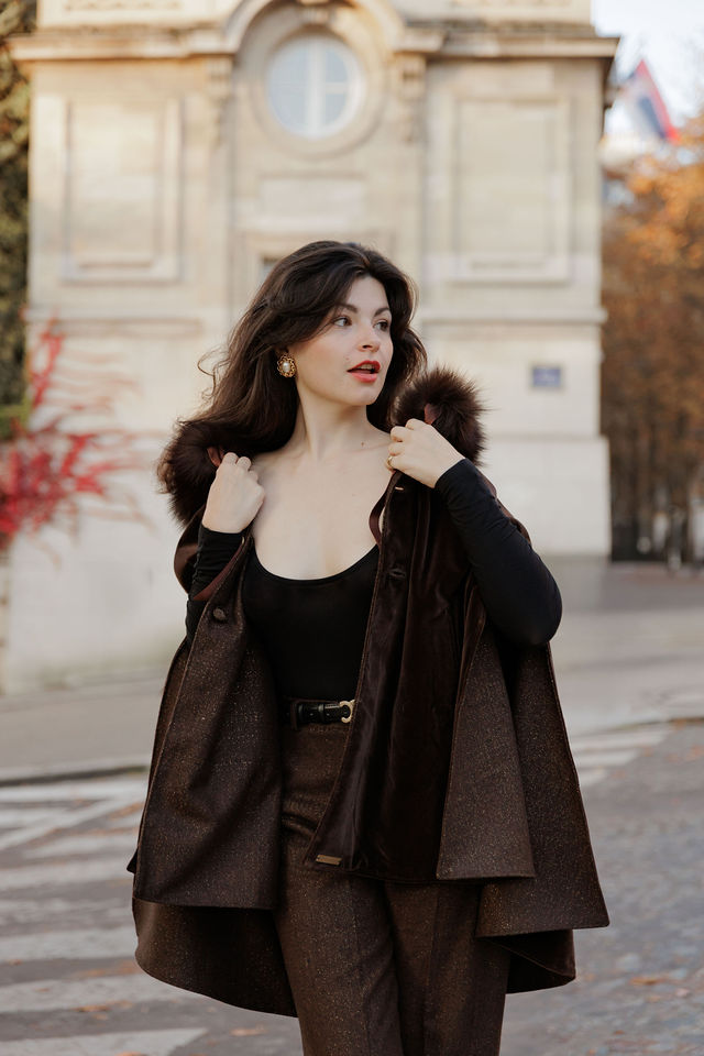 cape éternelle paris élégant, cape marron avec col en fourrure brun
