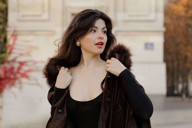 cape éternelle paris élégant, cape marron avec col en fourrure brun