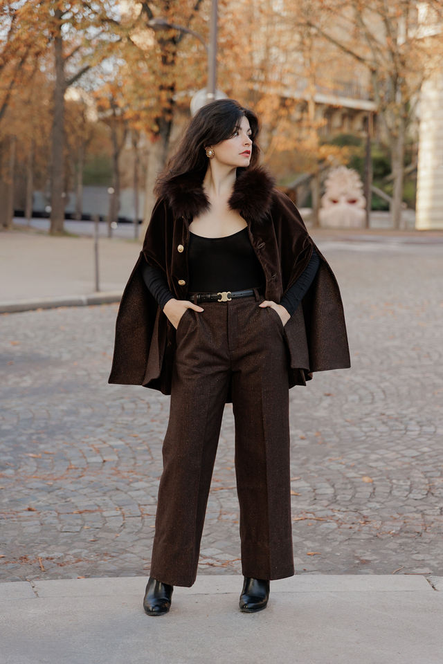 cape éternelle paris élégant, cape marron avec col en fourrure brun