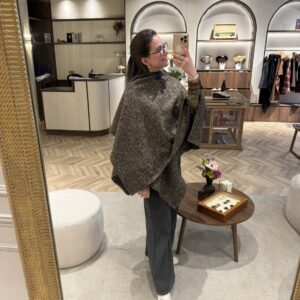 LA CAPE DRAPÉE CHEVRON